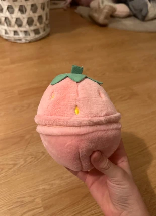 Aardbei pinguïn knuffeltje, merk: Miniso, staat: Nieuw zonder prijskaartje, maat: Universeel, € 3,00, € 3,85 inclusief Kopersbescherming