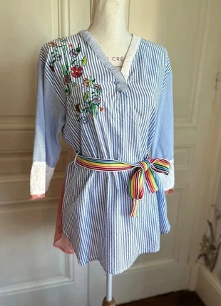 Sublime Blouse vintage brodée, rayures bleues et Vichy rouge - M 38 L 40, brand: Vintage Dressing, condizioni: Ottime, taglia: M / IT 42 / EU 38, €20.00, €21.70 include la Protezione acquisti