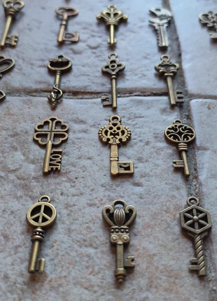 40 Chiavi vintage retrò color bronzo di varie forme e dimensioni., marque: NO LABEL, état: Neuf sans étiquette, 6,00 €, 7,00 € Protection acheteurs incluse