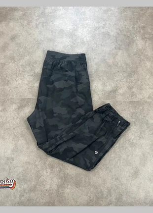 Pantalon Lululemon noir camouflage – Taille 12 (équivaut à 44 EU), marke: Lululemon, zustand: Sehr gut, größe: XXL / 44 / 16, 18,00 €, 19,60 € beinhaltet Vinted-Käuferschutz Pro