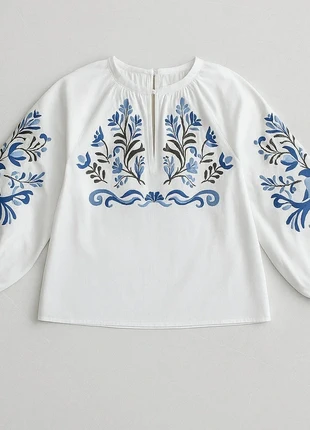 Blouse blanche brodée à manches longues motifs bleus, brand: Magnifique, condition: Very good, size: S / 36 / 8, €39.00, €41.65 includes Buyer Protection