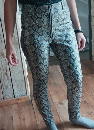 Pantalon taille haute simili serpent, marke: Bershka, zustand: Sehr gut, größe: M / 38 / 10, 8,20 €, 9,31 € inklusive Vinted-Käuferschutz