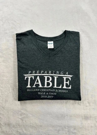 T-shirt manches courtes col V imprimé universitaire Gildan - Taille XL Homme - Gris foncé logo blanc, brand: Gildan, condition: Very good, size: XL, €4.00, €4.90 includes Buyer Protection