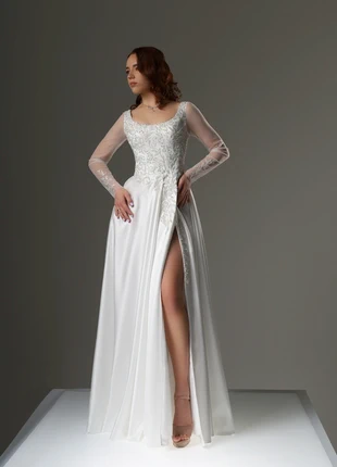 Abito da Sposa in Raso Elegante con Corpino Ricamato e Spacco Seducente con maniche, marca: atelier Biancofiore, estado: Nuevo con etiquetas, tamaño: Talla única, 680,00 €, 714,70 € Protección al comprador incluida