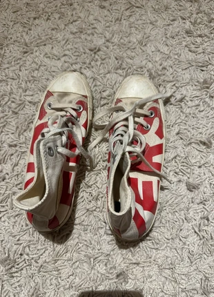 White and red Converses, marque: Converse, état: Satisfaisant, taille: 37.5, 19,00 €, 20,65 € Protection acheteurs incluse