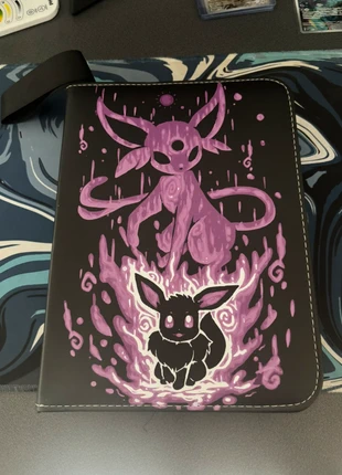 Classeur série Jap SV8 + SV5A, marke: Pokémon, zustand: Neu, 15,00 €, 16,45 € inklusive Vinted-Käuferschutz