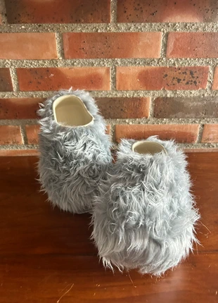 Pantoufles style crocs moumoute gris – poil long – 40/41, marque: sans marque, état: Neuf avec étiquette, taille: 40.5, 35,00 €, 37,45 € Protection acheteurs incluse