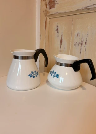 🥣 Lot de 2 carafes à café / thé Pyroflam – verre de lait – motif fleurs bleues – vintage 70s, marque: brocante, état: Très bon état, 18,00 €, 19,60 € Protection acheteurs (Pro) incluse