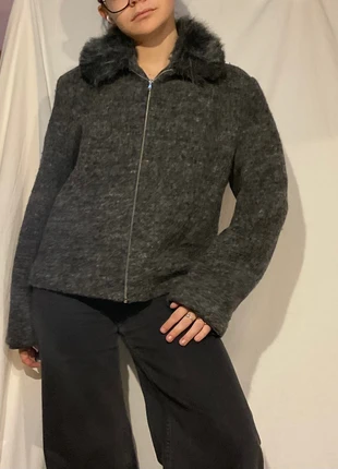 Veste gilet en laine d’hiver gris avec le col moumoute taille 42/XXL vintage en très bon état, brand: LAINE, condizioni: Ottime, taglia: XL / IT 46 / EU 42, €20.00, €21.70 include la Protezione acquisti