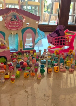 Shopkins van, boutique, trolley & 150 shopkins, marque: Shopkins, état: Très bon état, taille: 7 ans / 122 cm, 50,00 €, 53,20 € Protection acheteurs incluse