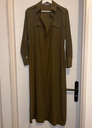 Robe Longue Kaki – Fluide avec Ceinture et Bouton Doré, marque: Primark, état: Neuf sans étiquette, taille: S / 36 / 8, 8,00 €, 9,10 € Protection acheteurs incluse