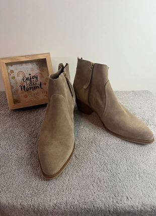 Bottines DucaEnrico daim beige 38 – bout pointu, talon 4/5 cm, zip intérieur, marque: Duca Enrico, état: Très bon état, taille: 38, 28,81 €, 30,95 € Protection acheteurs incluse