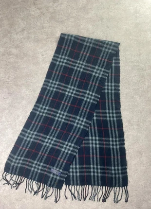 Écharpe Burberry en laine bleu marine, marque: Burberry, état: Très bon état, 24,00 €, 25,90 € Protection acheteurs (Pro) incluse