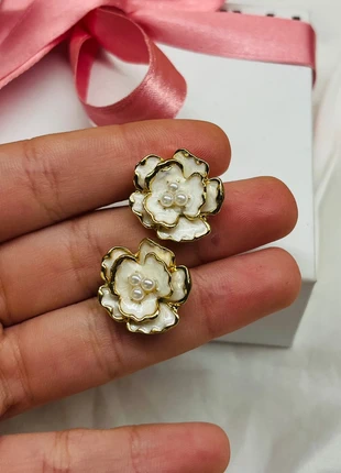 Orecchini bianchi e oro, brand: INOX, condizioni: Nuovo con cartellino, €5.50, €6.48 include la Protezione acquisti Pro