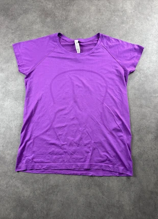 T-shirt en nylon de sport Lululemon violet taille 16 femme - 4XL 48 eu 20 uk manche courte - ART0435, merk: Lululemon, staat: Heel goed, maat: 4XL / 48 / 20, € 16,00, € 17,50 inclusief Kopersbescherming Pro