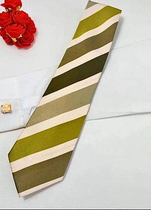 Cravate C&A - soie verte à rayure beige - 9,5 cm - très bon état, marque: C&A, état: Très bon état, 5,00 €, 5,95 € Protection acheteurs (Pro) incluse