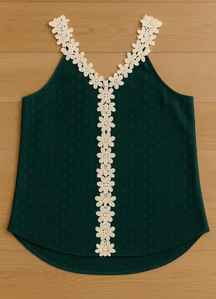 Groene top maat XL – Shein Curve – bloemen kant details – V-hals, merk: Shein Curve, staat: Heel goed, maat: XL / 42 / 14, € 6,00, € 7,00 inclusief Kopersbescherming