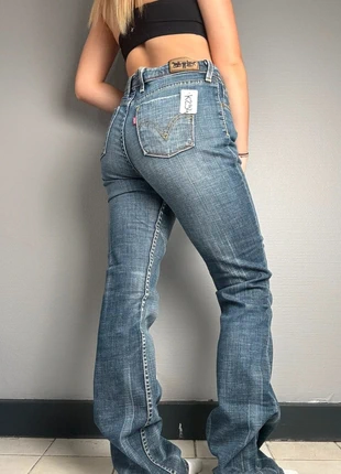 K294 Jean Levi’s Femme High Rise Flare, brand: Levi's, condizioni: Ottime, taglia: M / IT 42 / EU 38, €29.99, €32.19 include la Protezione acquisti Pro