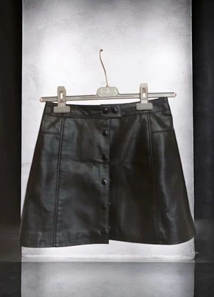 Superbe jupe trapèze en simili cuir noir, brand: H&M, condition: Very good, size: XS / 34 / 6, €7.00, €8.05 includes Buyer Protection