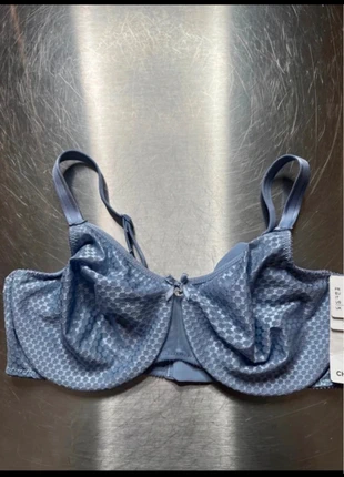 Soutien gorge effet minimisant Chantelle 90E, marque: Chantelle, état: Neuf avec étiquette, taille: 90E, 35,00 €, 37,45 € Protection acheteurs (Pro) incluse