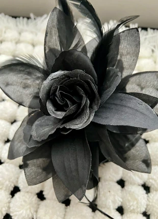 Black Double Rose Fascinator Hair Clip with Feathers & Subtle Glitter, condition: Very good, size: One size, £9.99, £11.19 includes Buyer Protection