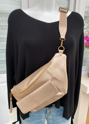 Long sac banane Doré Crème en cuir synthétique avec poche téléphone, staat: Heel goed, € 15,00, € 16,45 inclusief Kopersbescherming Pro