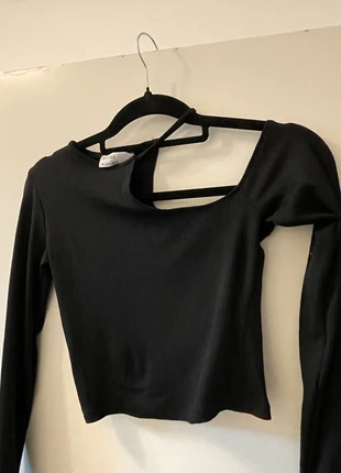 schwarzes asymmetrisches Langarm-Top mit Cut-Out, marque: Bershka, état: Très bon état, taille: S / 36 / 8, 5,00 €, 5,95 € Protection acheteurs incluse