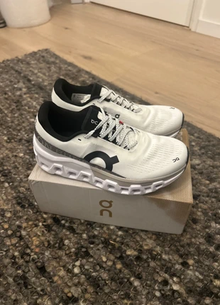 On Running Cloudmonster 2 undyed frost 43, merk: On Running, staat: Nieuw met prijskaartje, maat: 43, € 110,00, € 116,20 inclusief Kopersbescherming Pro