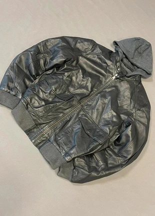 Vintage Black Hooded Leather Bomber Jacket – Minimalist Luxury Look 📴, marque: Vintage Dressing, état: Très bon état, taille: M, 55,00 €, 58,45 € Protection acheteurs incluse