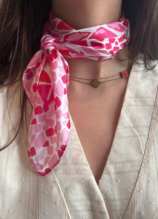 Foulard rose fushia carré 70cm, marque: SOIE, état: Très bon état, 7,50 €, 8,58 € Protection acheteurs incluse