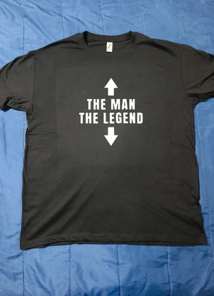 Graphic-tee unisex The Man The Legend disponibile nelle taglie S-M-L-XL, brand: sol's, condizioni: Nuovo senza cartellino, taglia: M, €17.00, €18.55 include la Protezione acquisti