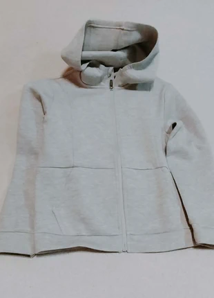 Sudadera gris infantil con capucha, marca: Kiabi, estado: Muy bueno, tamaño: 10 años / 140 cm, 5,00 €, 5,25 € Protección al comprador incluida