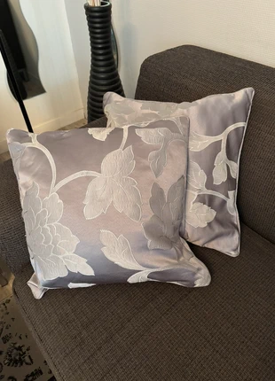 coussins argentés, marque: Maisons du Monde, état: Très bon état, taille: 45 x 45 cm, 10,00 €, 11,20 € Protection acheteurs incluse