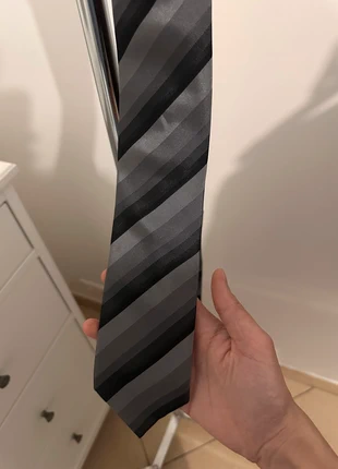 Cravate noire rayures grises, marque: OWK, état: Très bon état, 2,00 €, 2,80 € Protection acheteurs incluse