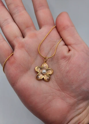 Stainless steel bruine smaragd bloem ketting, merk: Boutiek, staat: Nieuw zonder prijskaartje, € 5,95, € 6,95 inclusief Kopersbescherming Pro