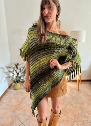 1970's vintage hand knit multi-tonal green stripe hand knit poncho with fringe detailing, brand: Unique Vintage, condizioni: Ottime, taglia: Taglia unica, €18.00, €19.60 include la Protezione acquisti Pro