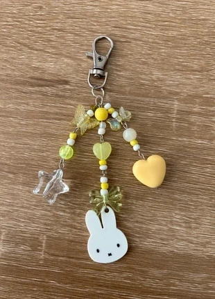 Porte-clés Miffy jaune fait main – perles solaires & papillons, marque: Miffy, état: Neuf sans étiquette, 8,00 €, 9,10 € Protection acheteurs incluse