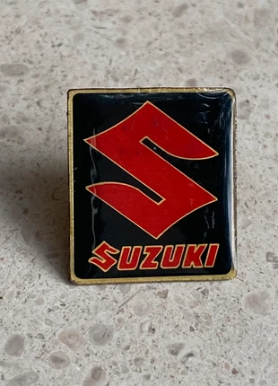 Pin’s Suzuki Logo +, brand: Suzuki, condizioni: Buone, €1.30, €2.07 include la Protezione acquisti