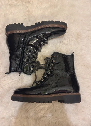 Zwarte glanzende veterboots, merk: geen zichtbaar merk, staat: Heel goed, maat: 39, € 12,50, € 13,83 inclusief Kopersbescherming