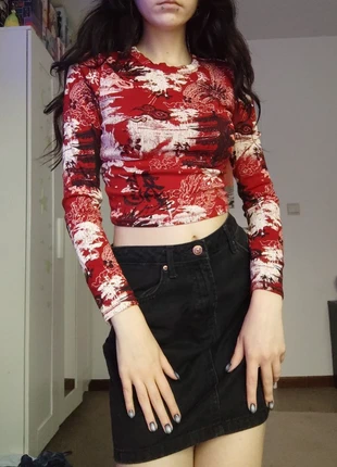 Red long sleeved crop top with asian motives, marca: Bershka, estado: Muito bom, tamanho: S / 36 / 8, €3.00, €3.85 inclui Proteção do Comprador