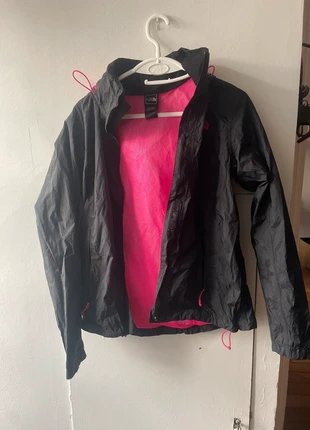 veste coupe-vent The North Face noire et rose fluo taille m, marque: The North Face, état: Neuf sans étiquette, taille: M, 60,00 €, 63,70 € Protection acheteurs incluse