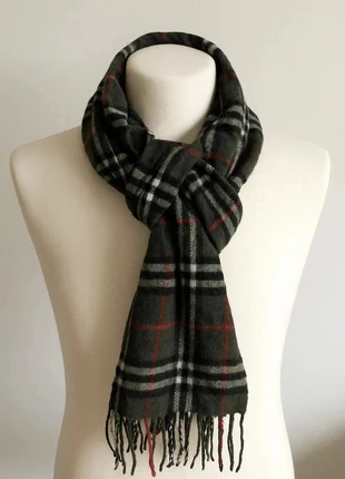 700 Écharpe Burberrys Carreaux gris foncé / rouge / noir, marque: Burberry, état: Très bon état, 25,00 €, 26,95 € Protection acheteurs incluse