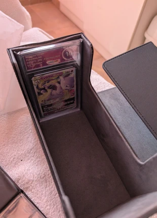 Box Magnetico Nero Esterno / Interno Grigio – Capienza 28-29 Carte Gradate o Toploader, marca: Pokémon, estado: Nuevo sin etiquetas, 22,90 €, 24,75 € Protección al comprador incluida