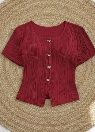 Haut plissé bordeaux à manches courtes, coupe cintrée avec boutons nœuds élégants, merk: Firferie, staat: Heel goed, maat: S / 36 / 8, € 25,90, € 27,90 inclusief Kopersbescherming