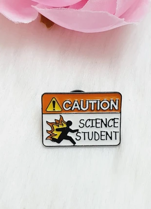 Superbe pin's caution science student, marke: Boutique indépendante, zustand: Sehr gut, 8,50 €, 9,63 € inklusive Vinted-Käuferschutz