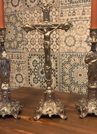 Conjunto Mesa de Altar Crucifijo y 2 Candeleros Portavelas, marca: Cristo, estado: Muy bueno, 175,00 €, 184,45 € Protección al comprador incluida