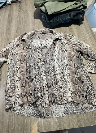 Chemise manches 3/4 imprimé serpent – look tendance & chic, marke: Stradivarius, zustand: Gut, größe: L / 40 / 12, 2,00 €, 2,80 € inklusive Vinted-Käuferschutz