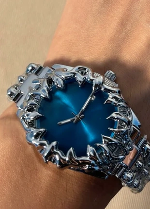 Montre Y2K , bleu et argenté – Style Gothique & Vintage, marke: y2k, zustand: Neu, größe: 30–38 mm, 34,50 €, 36,93 € inklusive Vinted-Käuferschutz