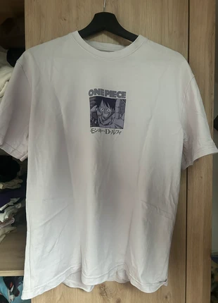 t-shirt one piece, marque: Pull & Bear, état: Très bon état, taille: M, 4,00 €, 4,90 € Protection acheteurs incluse