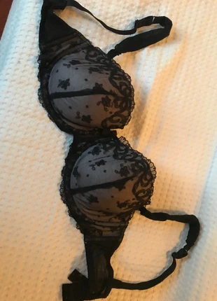 Bh met kant fr/ES 100 C ,UK 38 C, merk: Hunkemöller, staat: Goed, maat: 100C, € 1,50, € 2,28 inclusief Kopersbescherming